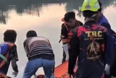 Misteri Mayat Pria Berjaket Hitam Mengapung di Sungai Brantas Mojokerto, Polisi Temukan Luka di Wajah Korban