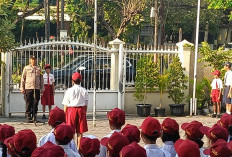 Tanamkan Disiplin Sejak Dini, Bhabinkamtibmas Polsek Wiyung Sambangi SD-SMP Kristen YBK