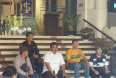 Duduk Bersila dan Berdoa di Balai Kota, Pedagang Pasar Tembok Dukuh Titip Aspirasi untuk Eri Cahyadi