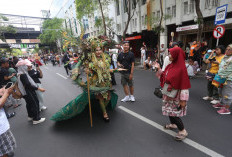 Model UWKS Indana Halwah Muyassarah Taklukkan Aspal Tunjungan-Balai Kota dengan Heels 20 cm di SFF 2026