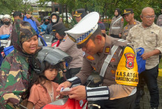 Awali Operasi Ketupat Semeru 2026, Polresta Sidoarjo Bagikan Helm dan Stiker