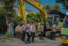 Kawal Infrastruktur Selatan, Kapolres Jember Tinjau Betonisasi Jalan Grenden dan Penataan Alun-Alun Puger
