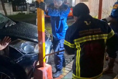 Mobil Warga Tabrak Portal Jalan di GKB Gresik, Petugas Damkar Lakukan Evakuasi