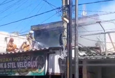 Korsleting Listrik, Bengkel Motor di Surabaya Terbakar
