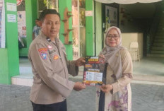 Cegah Kenakalan Remaja, Polsek Wiyung Pasang Stiker Imbauan di SMPN 59 Surabaya