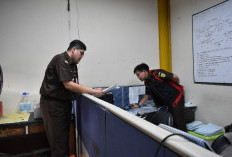 Tim Pidsus Kejari Tanjung Perak Geledah Kantor PD Pasar Surya, Sita Ratusan Dokumen dan Barbuk Elektronik