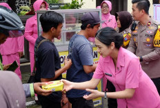 Polsek Taman Bersama Bhayangkari Awali Tahun dengan Aksi Sosial Jumat Berkah