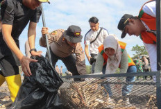 Anggota Polres Lumajang Bersama Pemkab Gelar Kerja Bakti Bersihkan Pantai Bambang