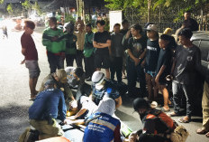 Hilang Kendali Usai Salip Motor, Remaja Tabrak Mobil Parkir di Gayungsari Barat