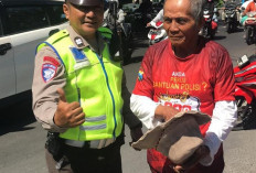 Dekatkan Layanan Kepolisian, Polsek Wiyung Sosialisasi Call Center 110 Sambil Bagikan Kaus