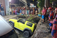 Jembatan Jalan Arif Rahman Hakim Surabaya Ambruk, Dua Mobil Tercebur ke Sungai