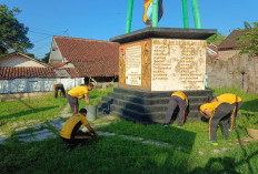 Rayakan Hari Bhayangkara, Personel Polres Jember Berbaur Bersihkan Masjid, Gereja, dan Tugu Perjuangan