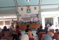 Muspika Sarirejo-Pegiat Medsos Santuni 50 Anak Yatim dan Dhuafa di Lamongan