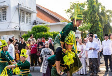 Gelar Kirab Budaya, Pemkab Gresik Bagikan Ribuan Bandeng kepada Warga