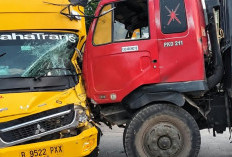 Hilang Kendali, Truk Boks Tabrak Median dan Trailer di Jalan Laksda M Nasir Surabaya