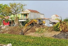 Proyek Normalisasi Sungai Kaliotik Lamongan Diprotes Warga, Pengerukan dan Papan Proyek Disorot