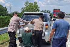 Quick Response Polres Ngawi Bantu Pengendara Alami Ban Pecah di Rest Area Tol 