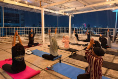 Nikmati City View Surabaya, Maxone Hotel Dharmahusada Ajak Masyarakat Temukan Ketenangan Lewat Yoga