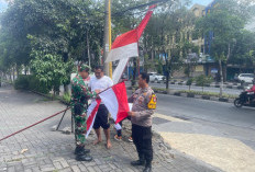 Semarakkan Kemerdekaan, Bhabinkamtibmas Gundih Bantu Warga Pasang Bendera dan Serap Aspirasi Kamtibmas