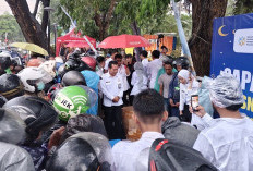 Diguyur Hujan, ASN BKKBN Jatim Berbagi Takjil untuk Ratusan Pemudik di Terminal Bratang