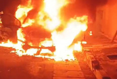 Diduga Korsleting, Toyota Veloz Hangus Terbakar di Manyar Jaya Surabaya