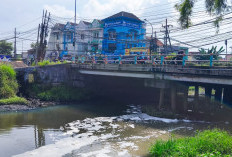 Lurah Kejawan Putih Tambak Pastikan Fenomena Busa di Sungai Bukan Limbah Berbahaya