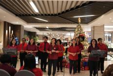 Aston Gresik Hadirkan Pohon Natal Unik dari 1.250 Pudak