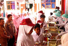 Polres Bangkalan Pantau Penyajian MBG Prasmanan di SDN Tunjung 2