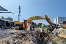 Proyek Pelebaran Saluran Simo Rejo Dikebut, Warga Soroti Minimnya Pengamanan dan Debu Pekerjaan