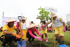 Polres Kediri dan Bhayangkari Tanam Pohon di Desa Sekoto Peringati HUT Yayasan Kemala Bhayangkari