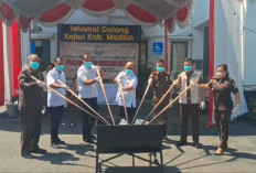 Kejari Madiun Musnahkan Belasan Kilogram Narkoba dan HP Sitaan