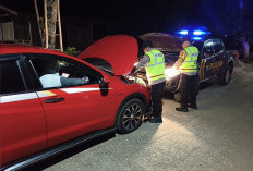 Respons Cepat Call Center 110, Personel Polsek Sine Bantu Warga yang Mengalami Mobil Mogok