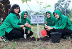 Penanaman Pohon Persit Lumajang di HUT Ke-80 Perkuat Kepedulian Lingkungan