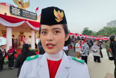 Amel, Putri Sales Motor asal Kota Probolinggo Jadi Pembawa Baki Merah Putih di Grahadi