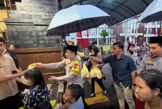 Polres Bojonegoro Bagikan Takjil Ramadan kepada Pengguna Jalan di Depan Mapolres