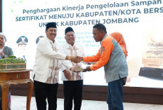 Terima Penghargaan Pengelolaan Sampah Nasional, Bupati Jombang Hadiahkan 5 Umrah Gratis untuk Pasukan Kuning