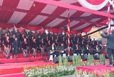 Peringatan Harkitnas ke-118, Paduan Suara UKDC Pukau Tamu Undangan di Gedung Negara Grahadi