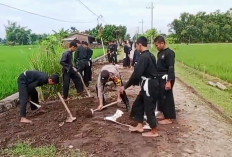 Bhabinkamtibmas Desa Getas Bangun Kedekatan Lewat Kerja Bakti Bersama PSHT