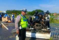 Pecah Ban, Pikap Muatan Minyak Goreng Terguling di Tol Sumo, Sopir Tewas