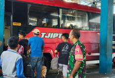 Babinsa Wonorejo Pastikan Perjalanan Mudik Lebaran Aman di Terminal Minak Koncar