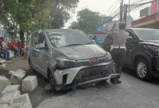 Pecah Ban, Wuling Confero Tabrak Trotoar Jalan Wiyung Surabaya