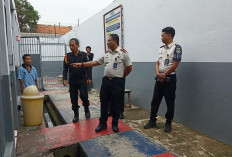 Cegah Gangguan Keamanan, Petugas Rutan Gresik Kontrol Blok Hunian