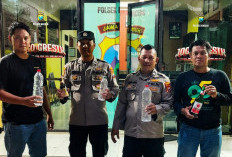 Dua Warkop Penjual Miras Digerebek Polisi di Panceng Gresik, 70 Botol Diamankan