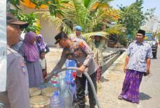 Polsek Panceng Salurkan Air Bersih untuk Warga Dusun Gampeng Gresik