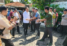 Wali Kota Eri Cahyadi Tinjau Pasar Murah Simomulyo Baru, Polsek Sukomanunggal Pastikan Keamanan