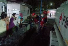 Jeritan Warga Tegalbesar Jember: Sumur Kering Kerontang, Mobil Tangki PMI Diserbu Demi Setetes Harapan