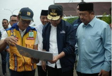 Respons Banyaknya Jalan Nasional Rusak Parah, Bupati Warsubi Kawal Langsung Perbaikan