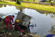 Hilang Kendali, Motor Roda Tiga Operasional J&T Terjun ke Parit Medokan Sawah Timur