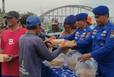 Satpolairud Lamongan Gelar Jumat Berkah, Pererat Sinergi Polri-Nelayan Brondong