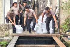 Wujud Pelayanan Prima, Kapolsek Sukomanunggal Kawal Perbaikan Jembatan Penghubung Simo